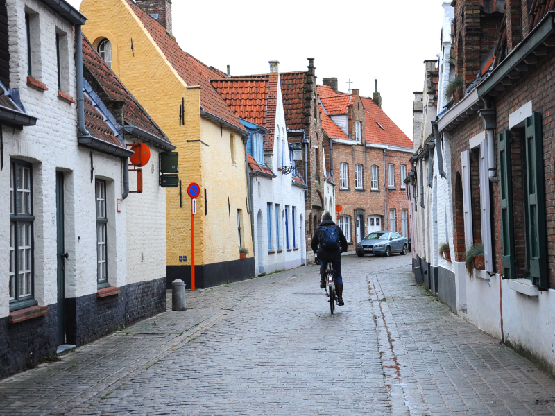 Persoon die door straat fietst