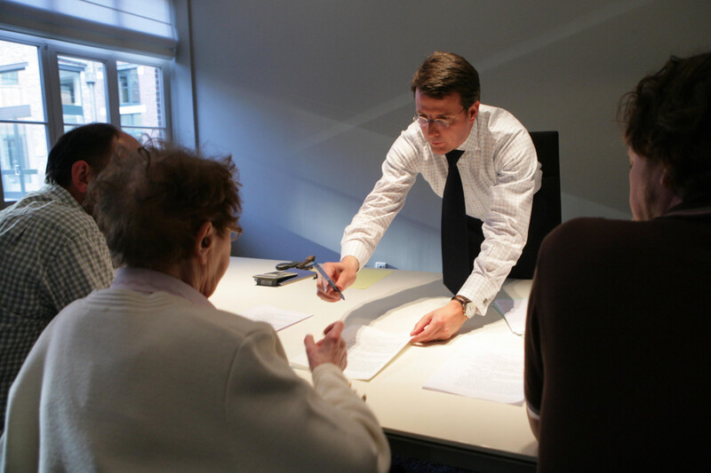 Notaris tijdens het ondertekenen van documenten
