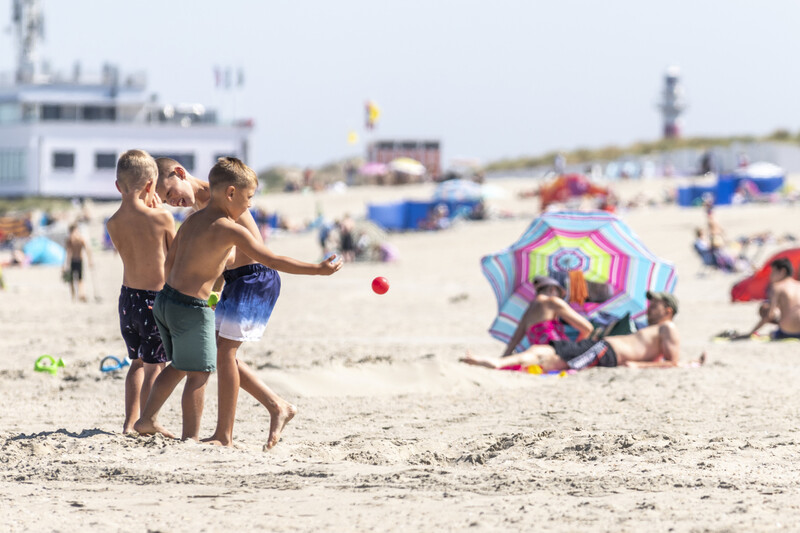 Kinderen spelen op het strand van Nieuwpoort tijdens de zomervakantie