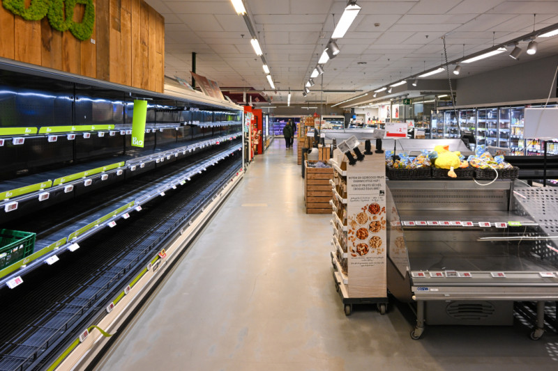 Lege winkelrekken in Delhaize winkel door solidariteitsactie bij distributiecentrum