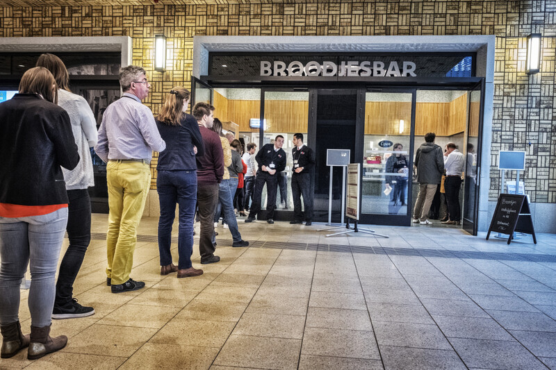 Wachtrij aan broodjeszaak