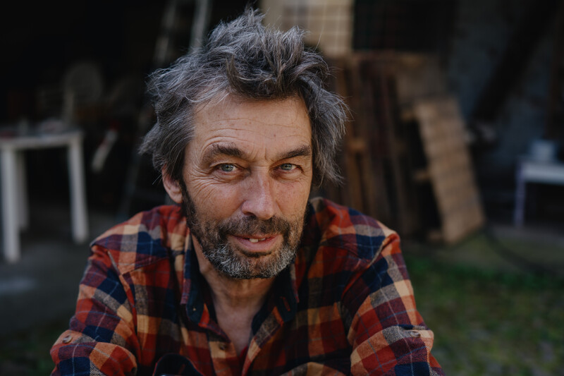 04052023 WVV GENT BELGIE John VandaelePortret van journalist John Vandaele, Gent.