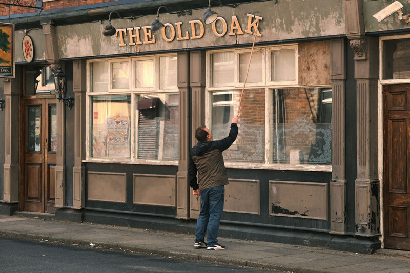 Beeld uit de film The Old Oak van Ken Loach