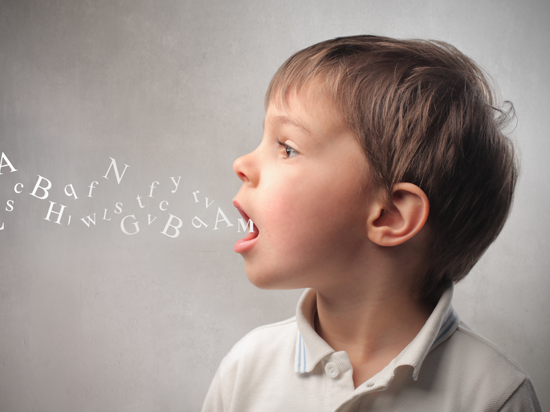 Letters komen uit mond jongen