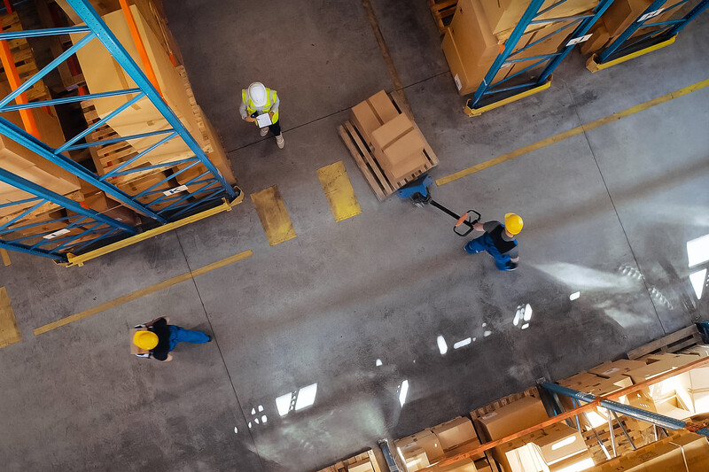 Magazijniers aan het werk