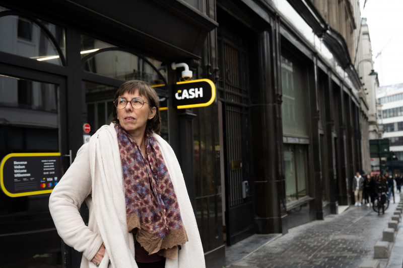 professor Ingrid Molderez staat voor een universeel cash-afhaalfiliaal