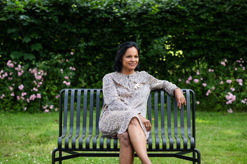 Julie Hendrickx Devos op een bankje ion het gras