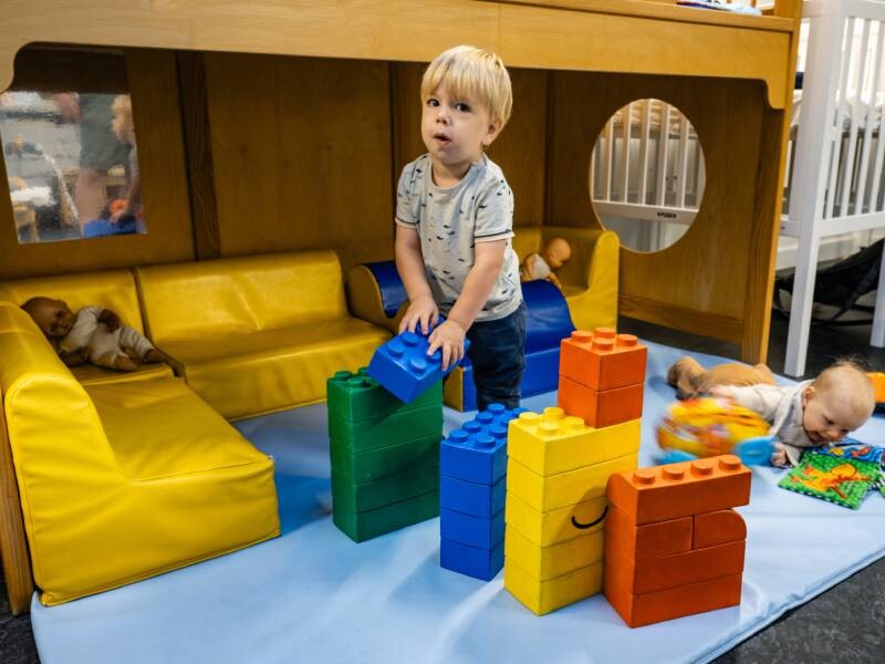Twee kindjes spelen in de crèche