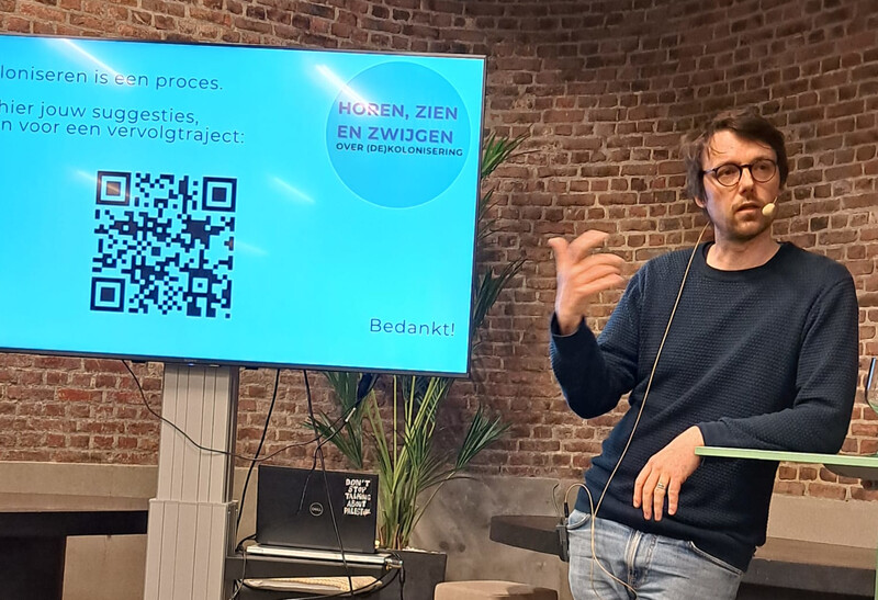 Professor Koen Bogaert tijdens de lezing 'Horen, zien en zwijgen' // © Carien Neven