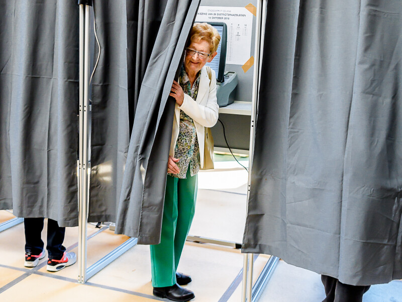 Vrouw komt uit stemhokje verkiezingen België