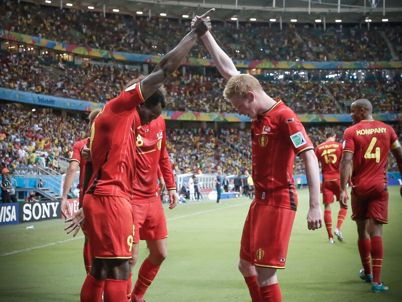 Romelu Lukaku en Kevin De Bruyne hand in hand na goal op WK voetbal in Brazilië 2014