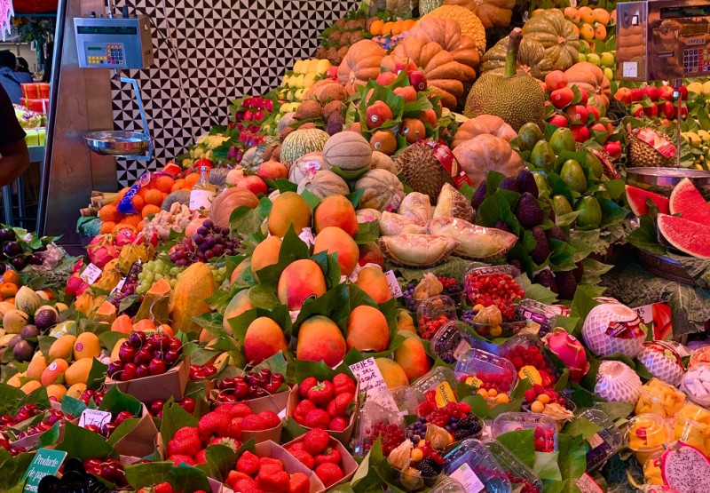 Een markt met groenten en fruit