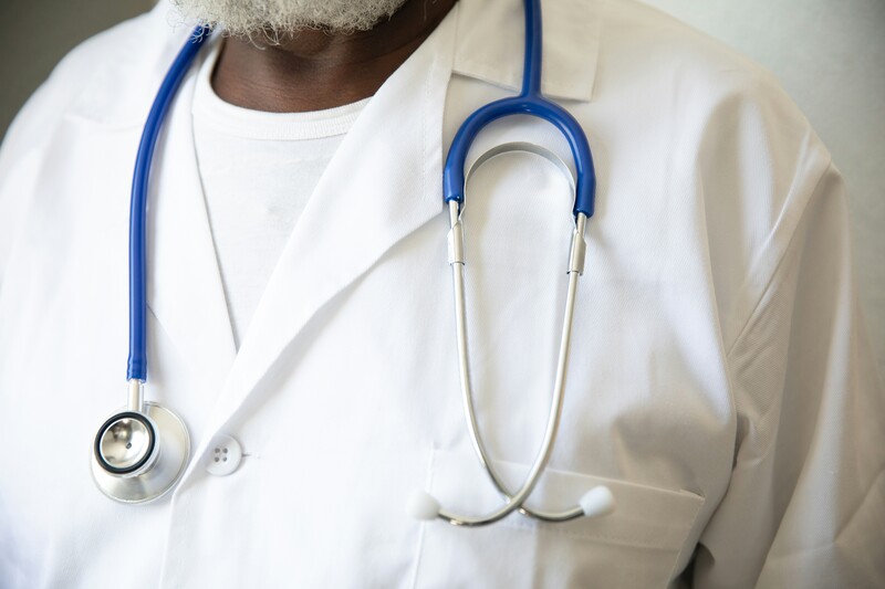 Borst van een dokter met stetoscoop