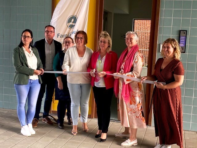 Officiële opening dagopvang NOAH in Veldegem. Melissa Ingelbrecht (coördinator dagopvang NOAH Veldegem), Bert Boeve (voorzitter Patriwesol), Gaëlle Beeusaert (provinciaal directeur beweging.net West-Vlaanderen en bestuurder Patriwesol), Ellen Goes (schepen Welzijn Zedelgem), Annick Vermeulen (burgemeester Zedelgem), Bieke Uyttenhove (regiodirecteur Familiehulp Brugge), Jolien Lonneville (Familiehulp)