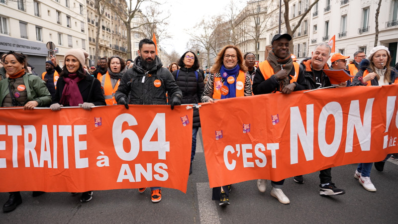 Actievoerders Parijs met spandoek tegen pensioenhervorming