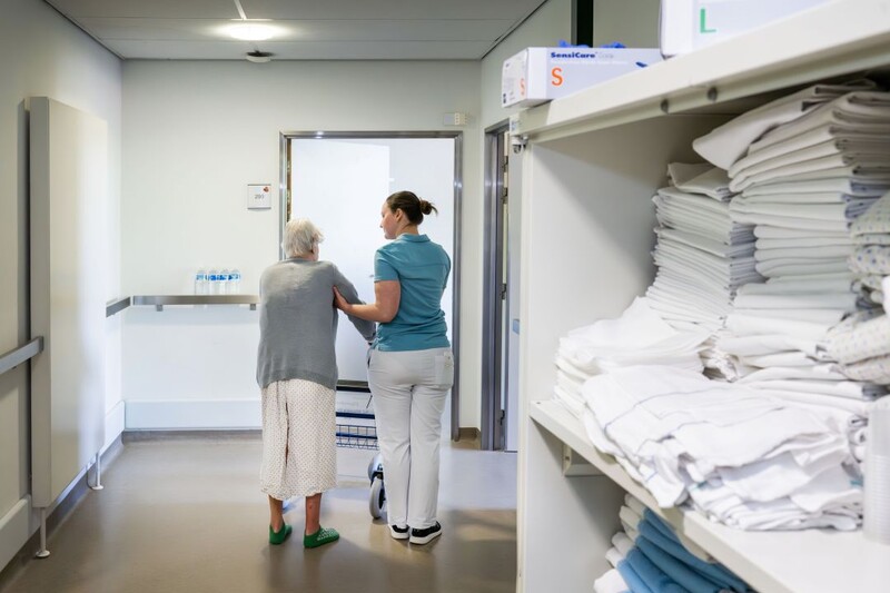 een verpleegkundige met patiënt in ziekenhuis