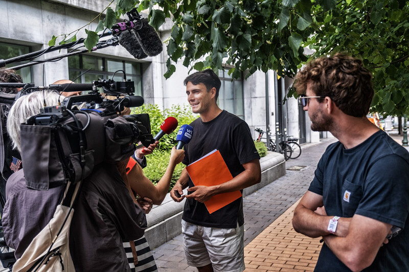 Conner Rousseau, voorzitter van Vooruit, spreekt met de pers