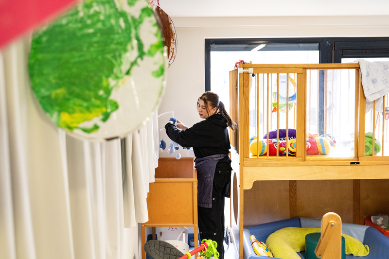Een kinderbegeleider aan het werk in de kinderopvang