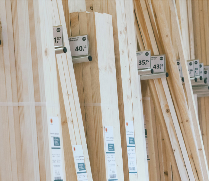 Houtlatten in doe-het-zelfzaak