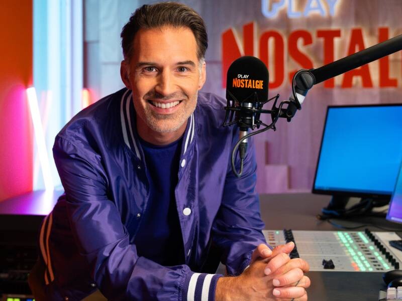Sean Dhondt in radiostudio van Nostalgie