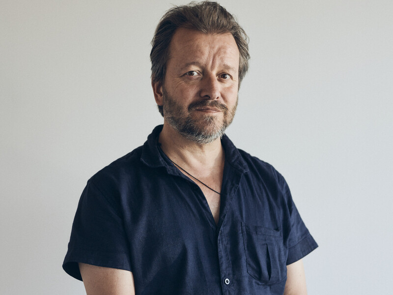 Mathias Sercu poserend voor een witte achtergrond