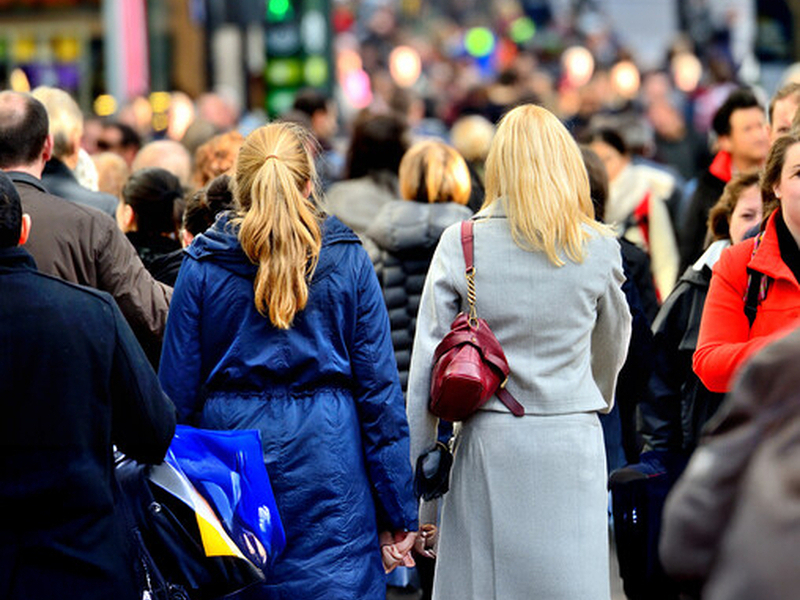 twee vrouwen aan het wandelen in een drukke winkelstraat