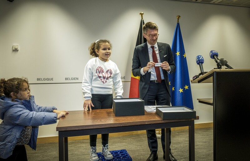 minister van Economie en Werk Pierre-Yves Dermagne met twee kinderen trekken lijstnummers sociale verkiezingen