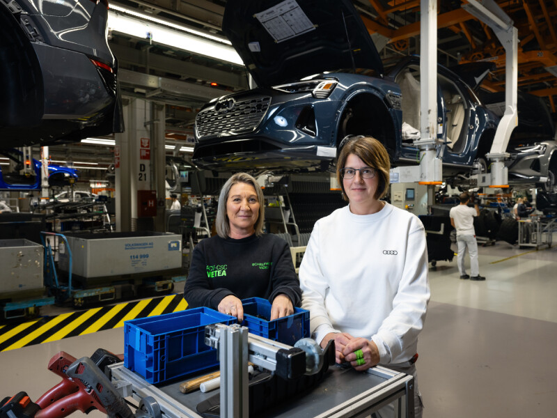 Vicky Schelfhout en collega in Audi-fabriek in Vorst