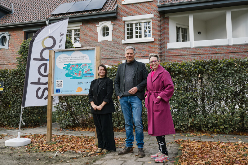 Van links naar rechts Stéphanie Lieten en Erwin De bruyn van Stebo, samen met Genks schepen Anniek Nagels // © Stebo vzw