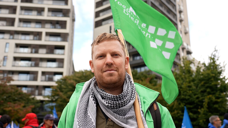 ACV-betoger met vlag in Brussel