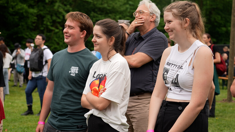 jongeren op festivalterrein
