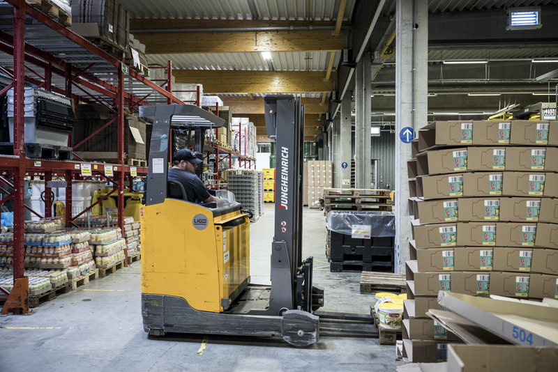 Een werknemer is aan het werk in een magazijn.