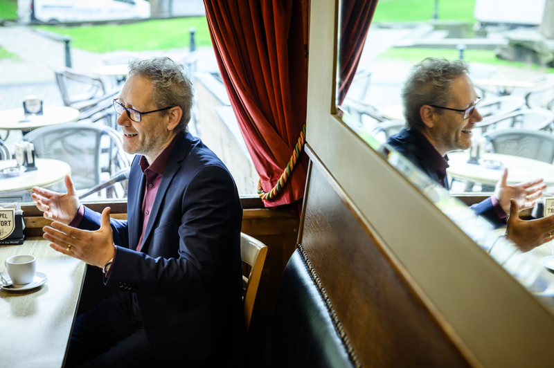 Peter Wouters voorzitter beweging.net in brasserie