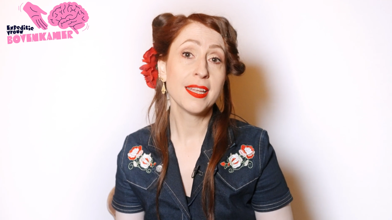 Regula Ysewijn praat op een witte achtergrond in camera voor Expeditie Vrouw