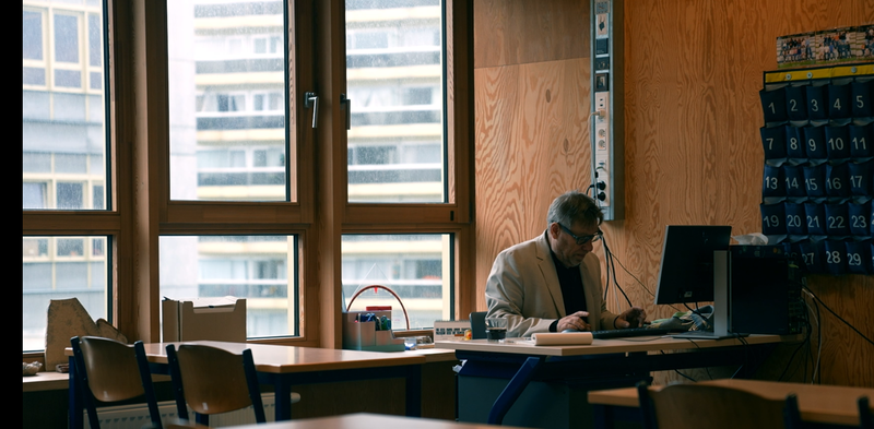 Filip Rogiers -zij-instromer- zit in een leeg klaslokaal