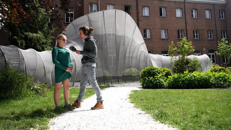 jong meisje neemt audiogids op bij kunstwerk in Brugge