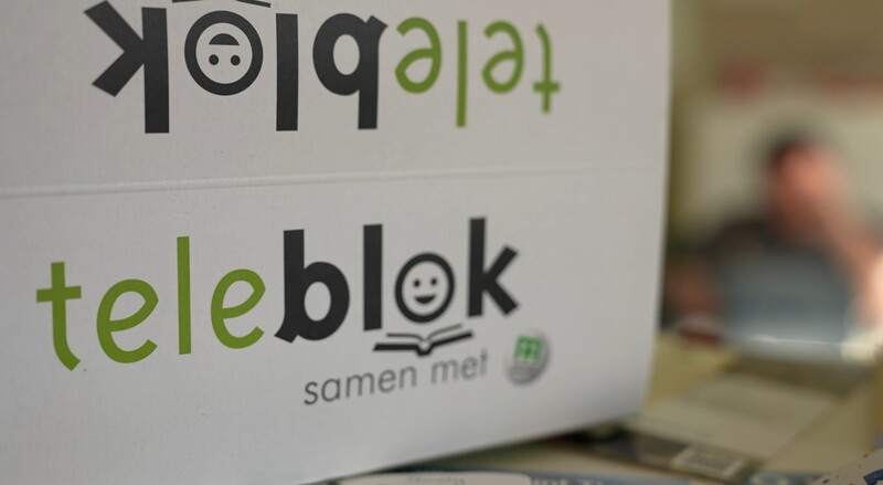 Het logo van Teleblok staat te lezen in een kantoor
