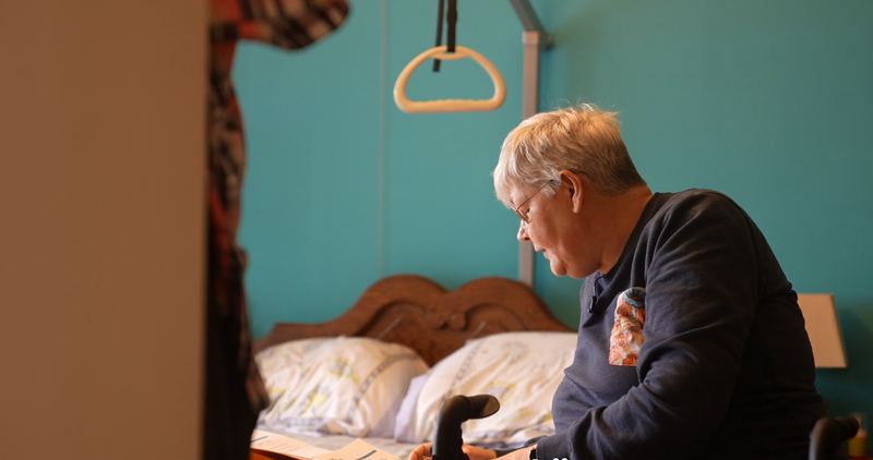 Een vrouw stelt noodgedwongen zorg uit