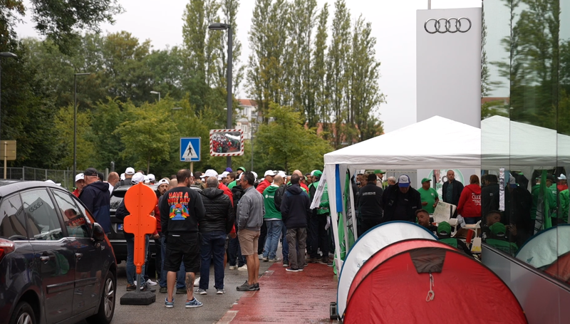 aan fabriekspoort van Audi Vorst