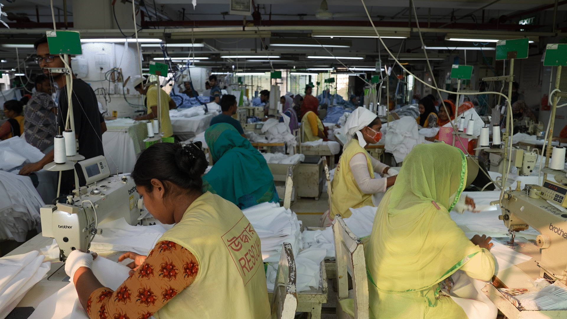 Kledingarbeidsters aan het werk in een textielfabriek Bangladesh