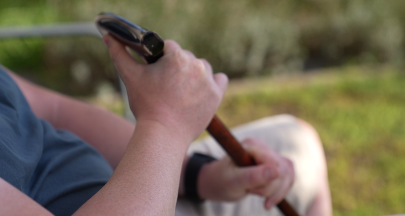 een man met een wandelstok