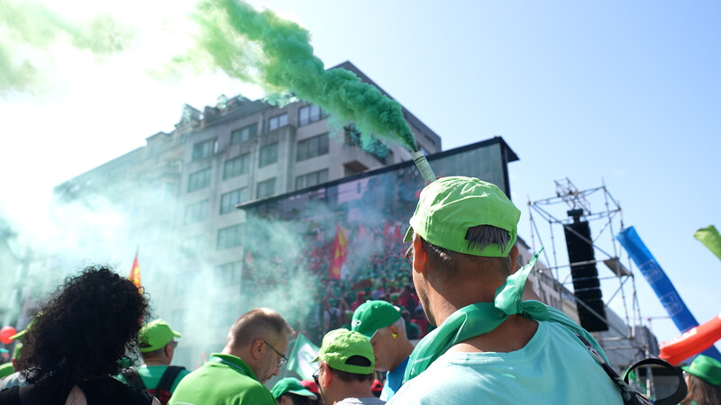 betoging brussel groene rookpluim