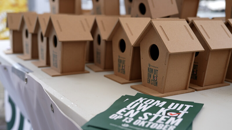 vogelhuisjes beweging.net op tafel, kom uit uw kot