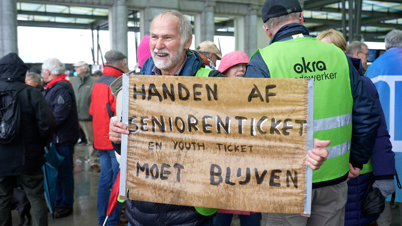 gepensioneerde protesteert met affiche