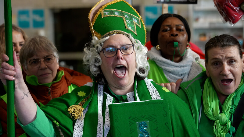huishoudhulp verkleed als de zus van sinterklaas zingt tijdens actie ACV