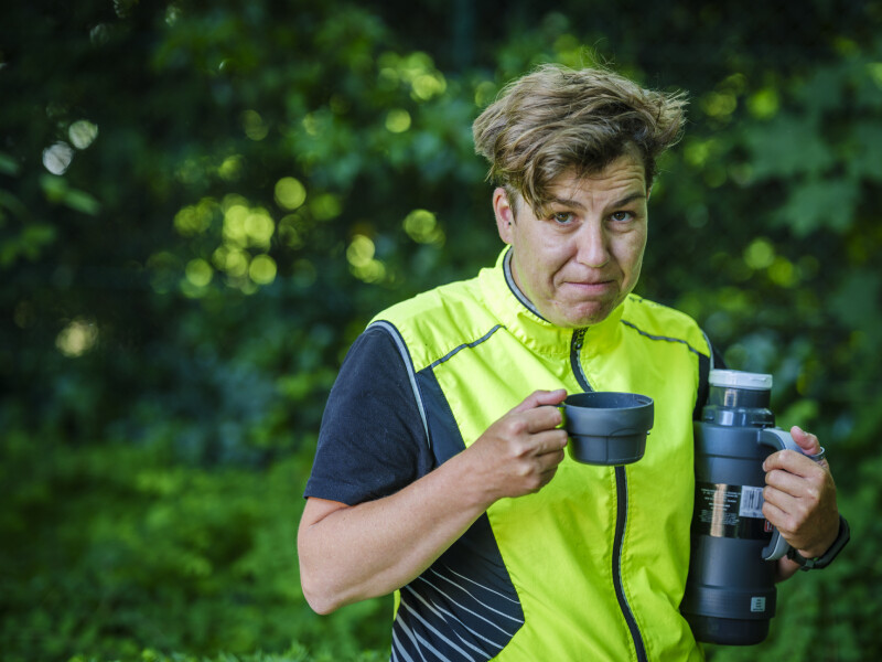 Vrouw met thermos in sportkledij