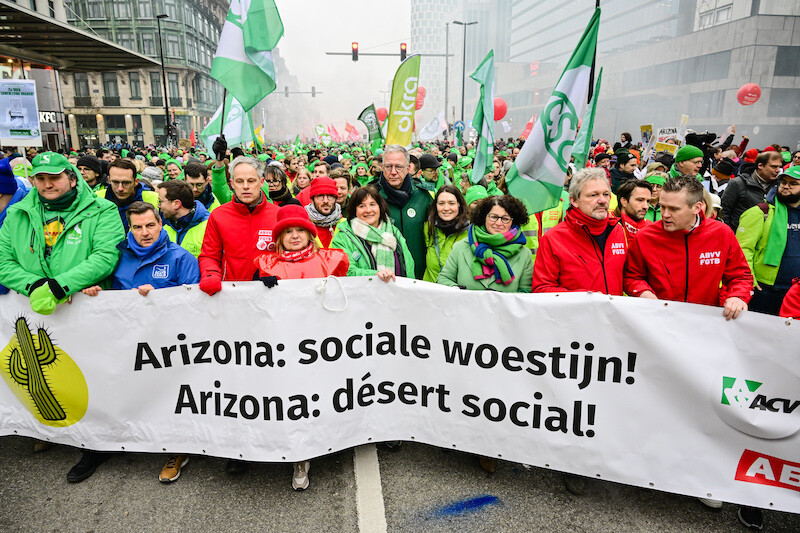 ACV-voorzitter Ann Vermorgen en CM-voorzitter Luc Van Gorp (centraal op de foto) op de nationale manifestatie van 13 februari.