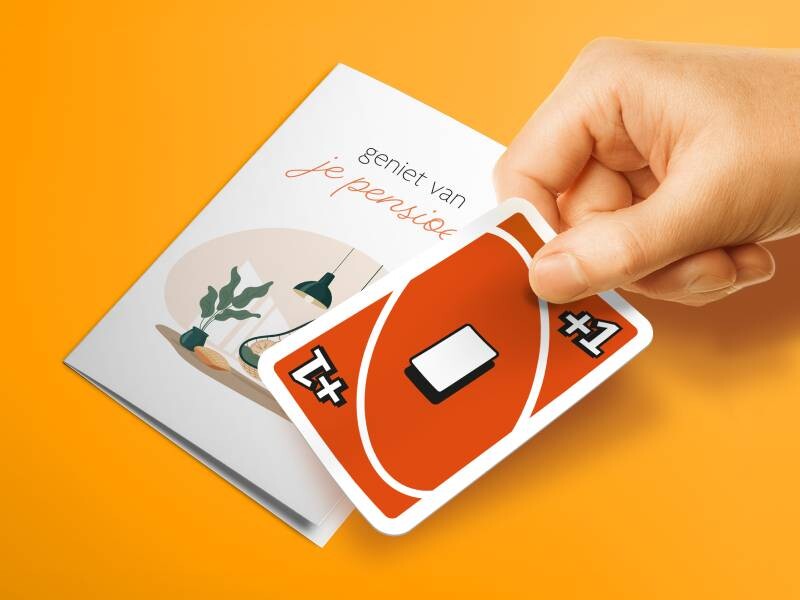 Illustratie van hand die Uno-speelkaart met +1 legt op wenskaart met tekst Geniet van je pensioen