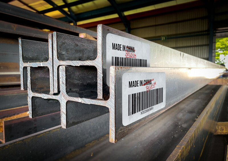 Stalen liggers in fabriekshal met etiket Made in China op