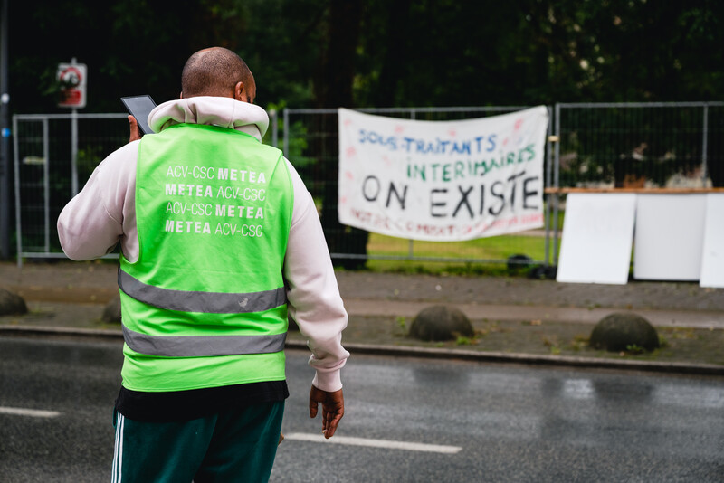 Werknemer protesteert tegen de sluiting van Audi Brussels